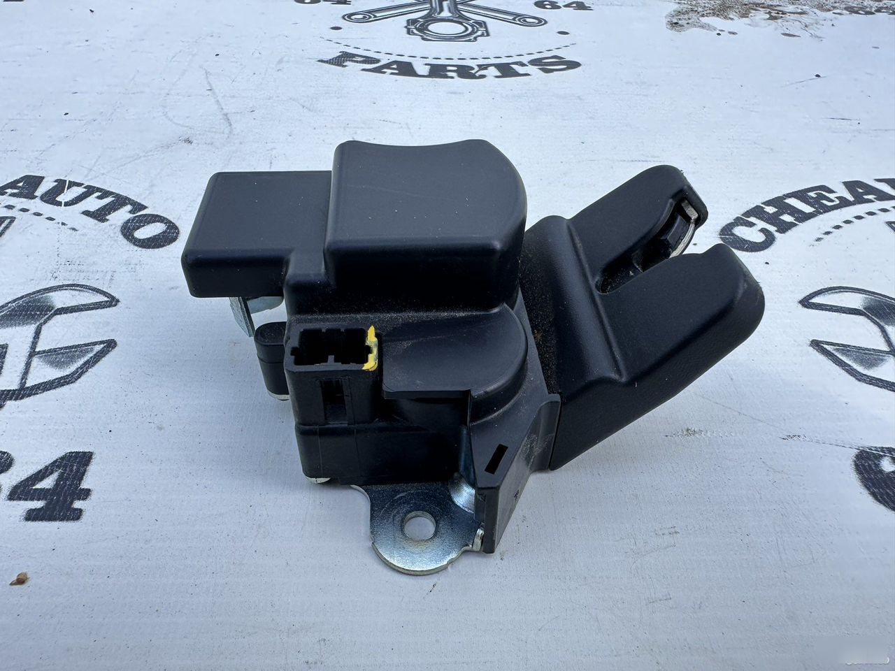 Замок крышки багажника