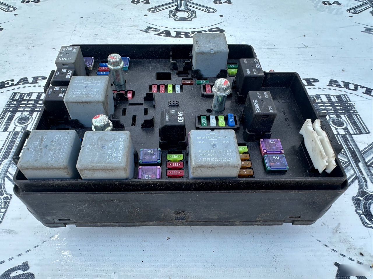 Блок предохранителей под капот - Фото 2