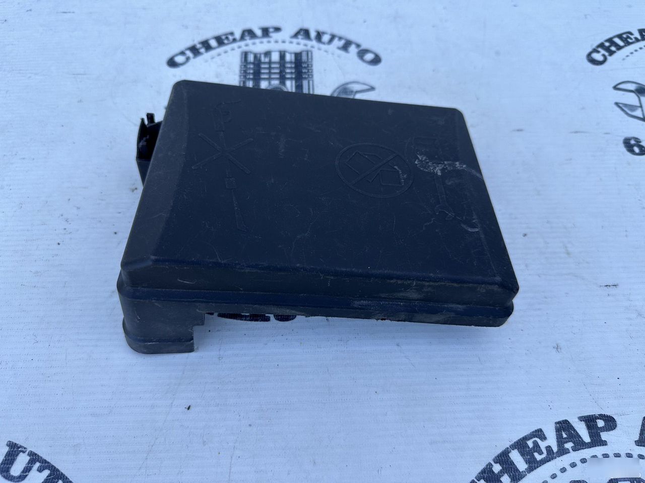 Крышка блока предохранителей