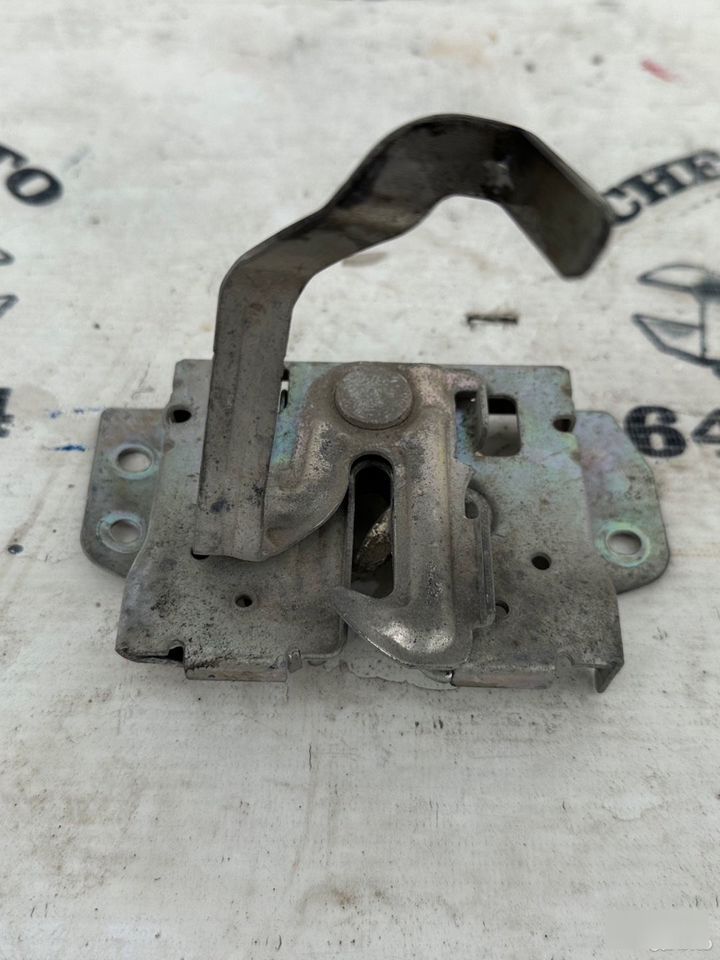 Замок капота