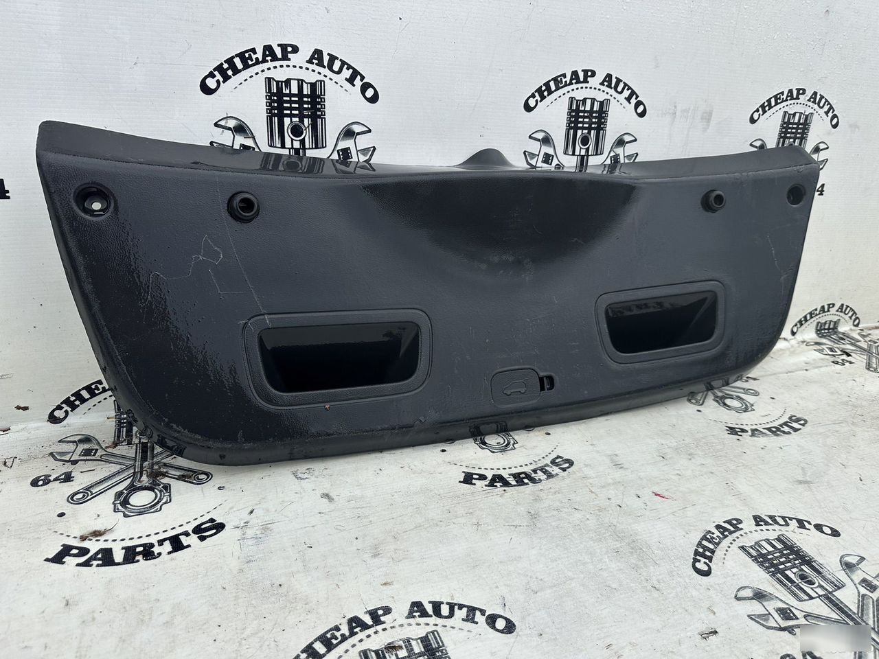 Обшивка крышки багажника