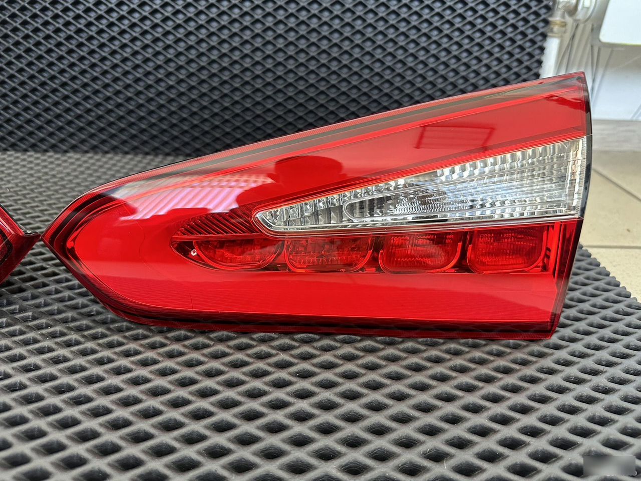 Фонари в крышку багажника - Фото 7