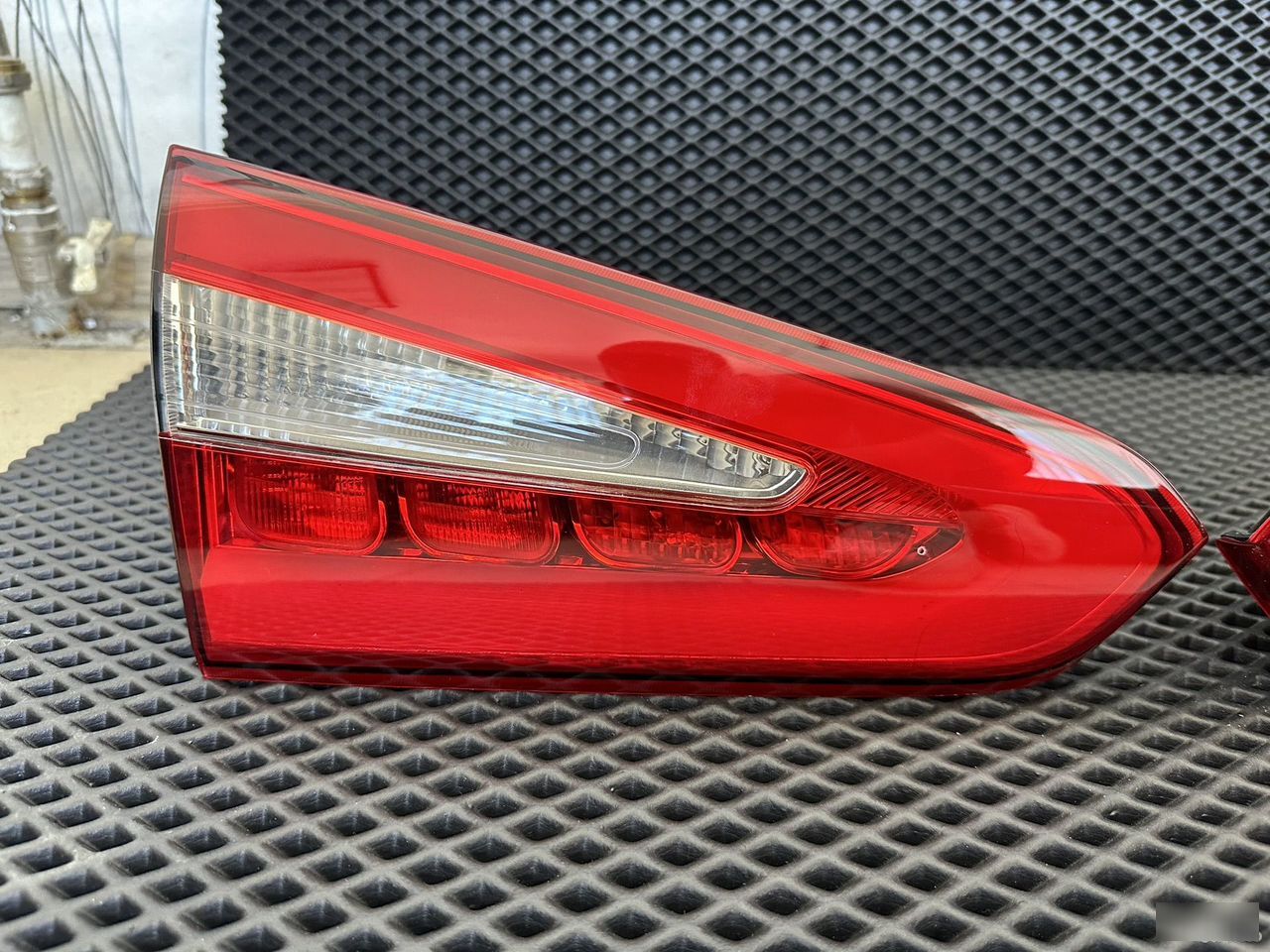 Фонари в крышку багажника - Фото 8