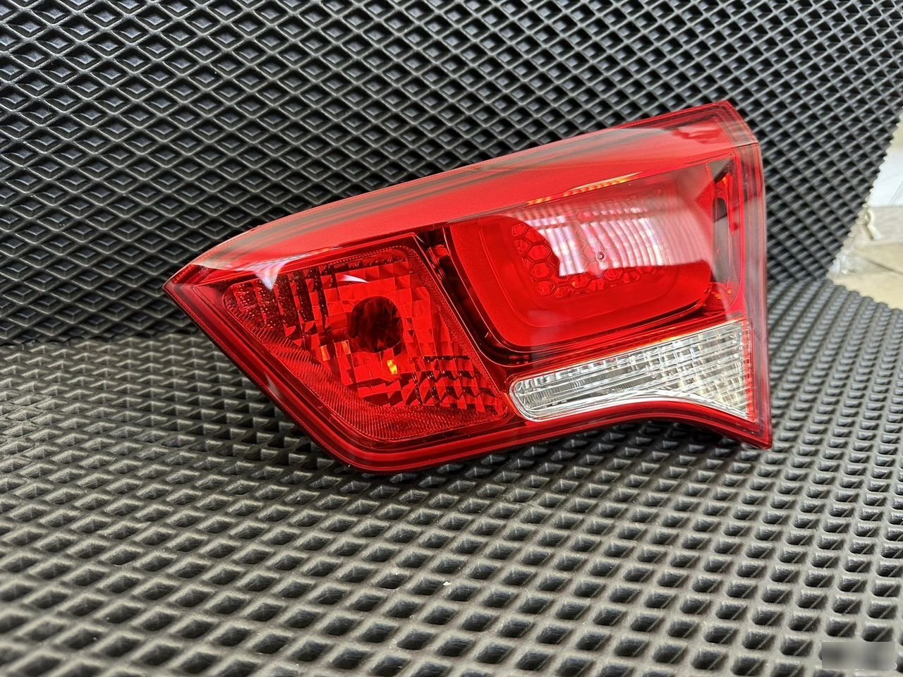 Фонарь в крышку багажника - Фото 3