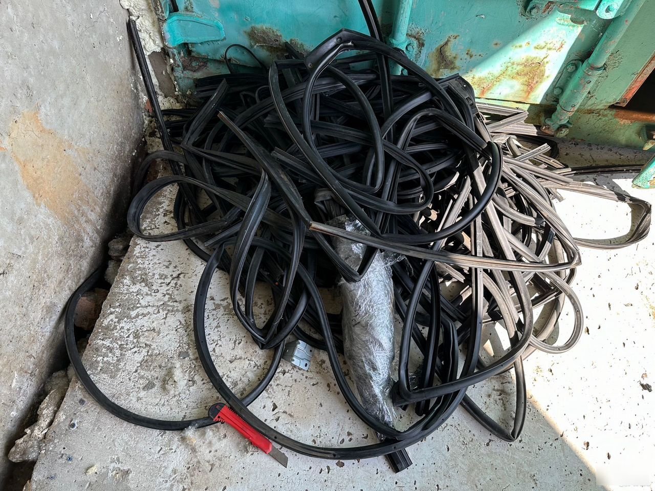 Резинка двери стекла