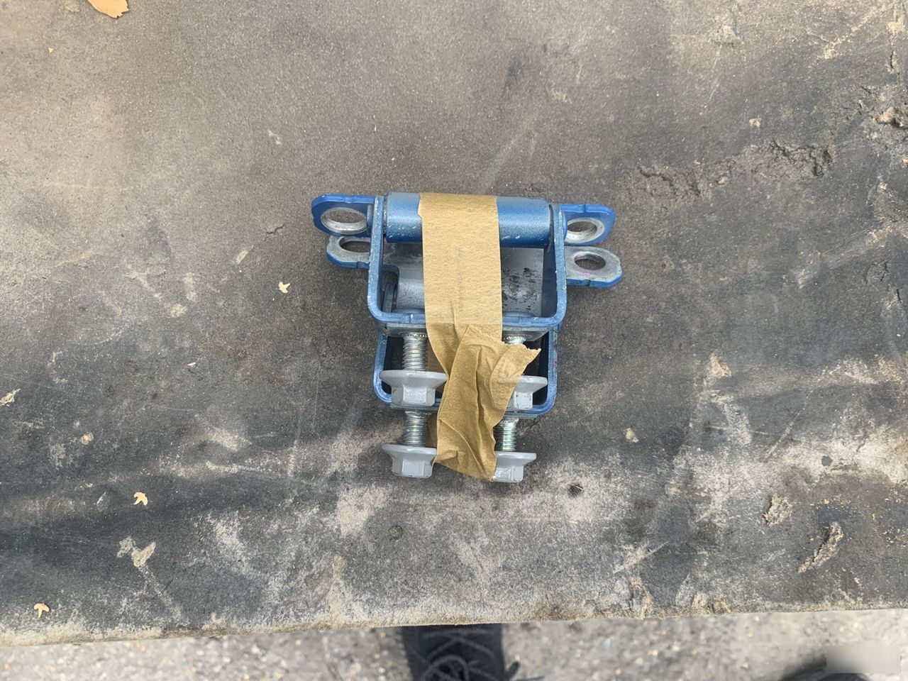 Петли крышки багажника