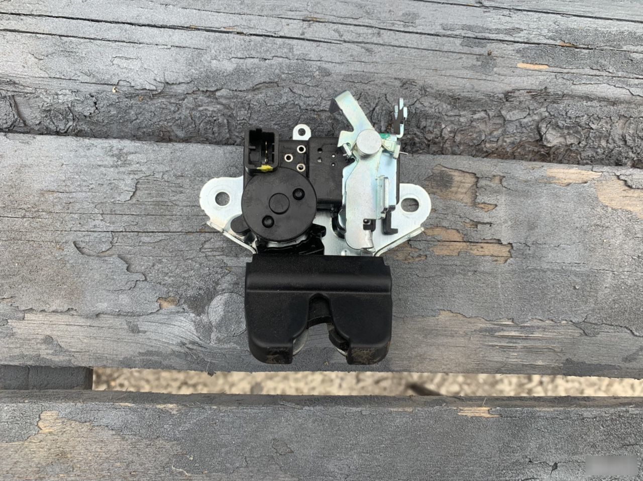 Замок крышки багажника