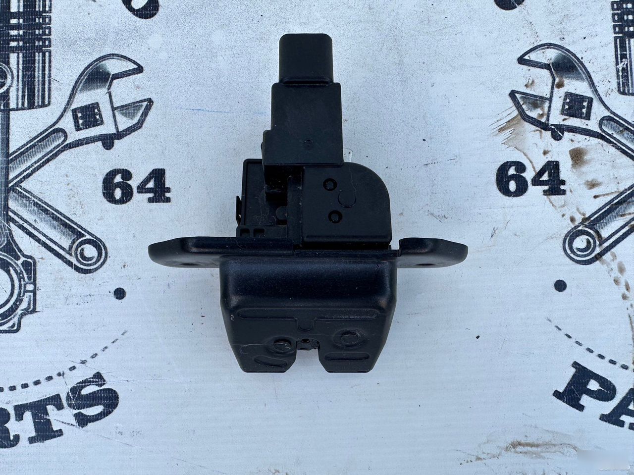 Замок крышки багажника