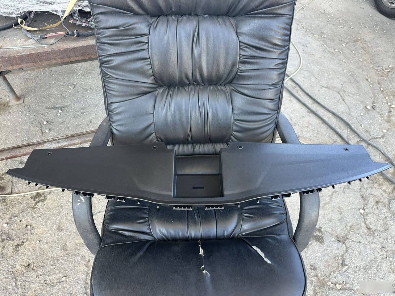 Кожух замка капота