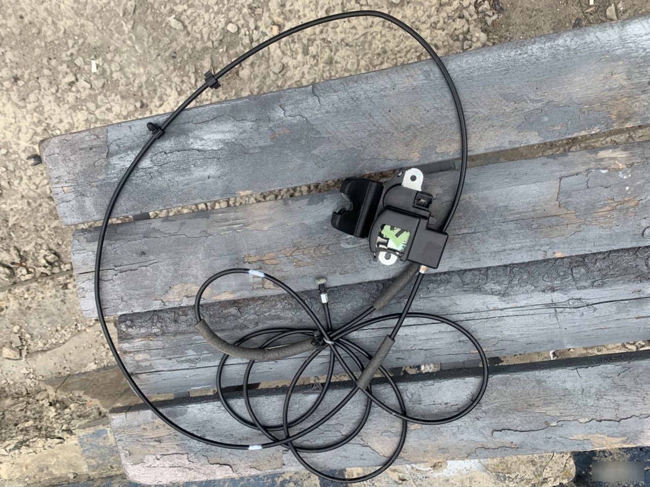 Замок крышки багажника