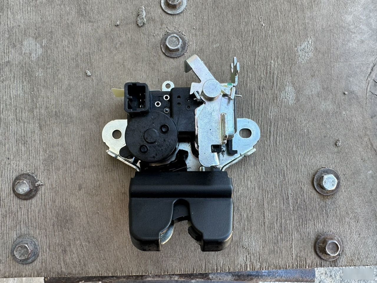 Замок крышки багажника