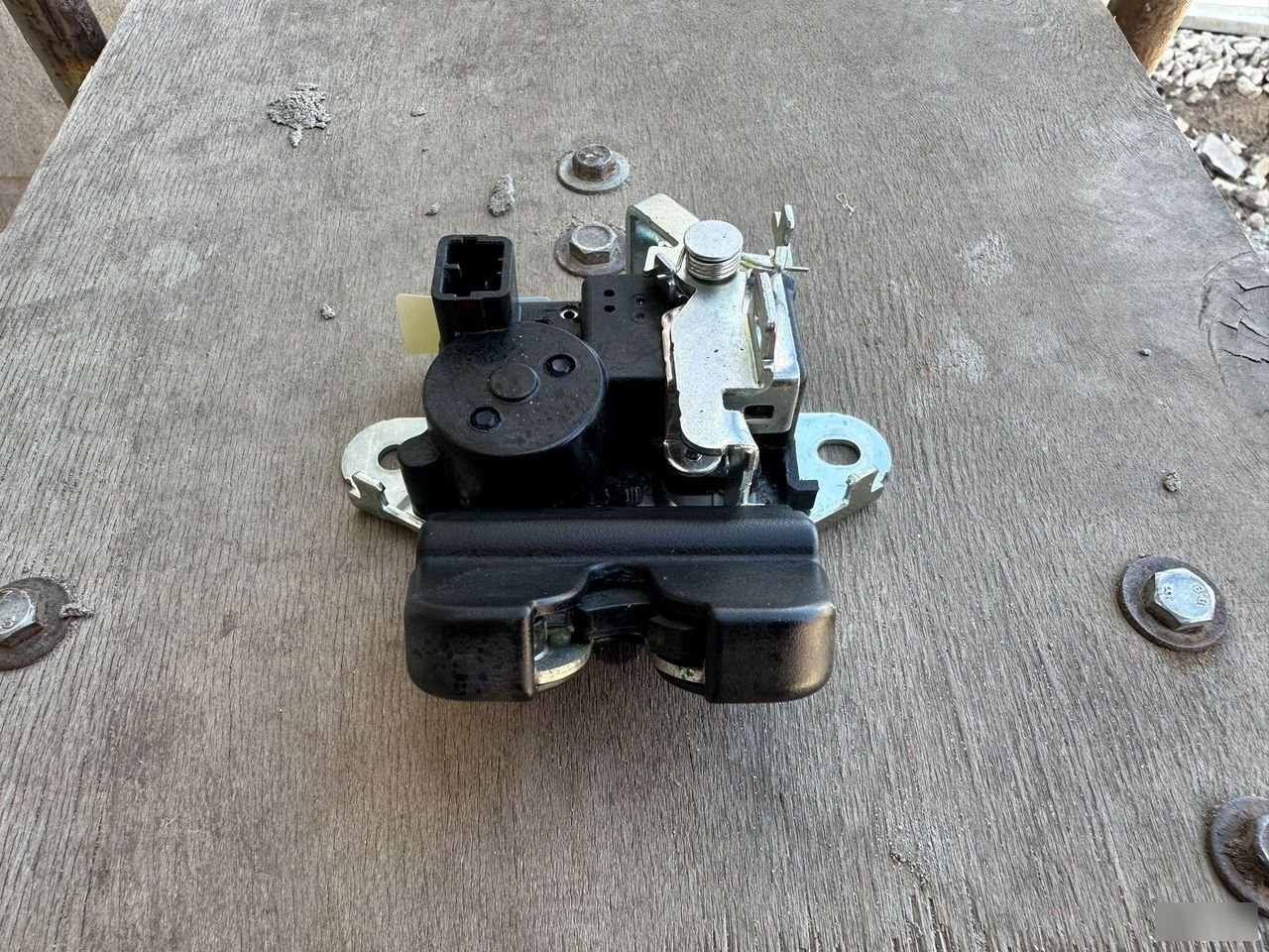 Замок крышки багажника - Фото 2