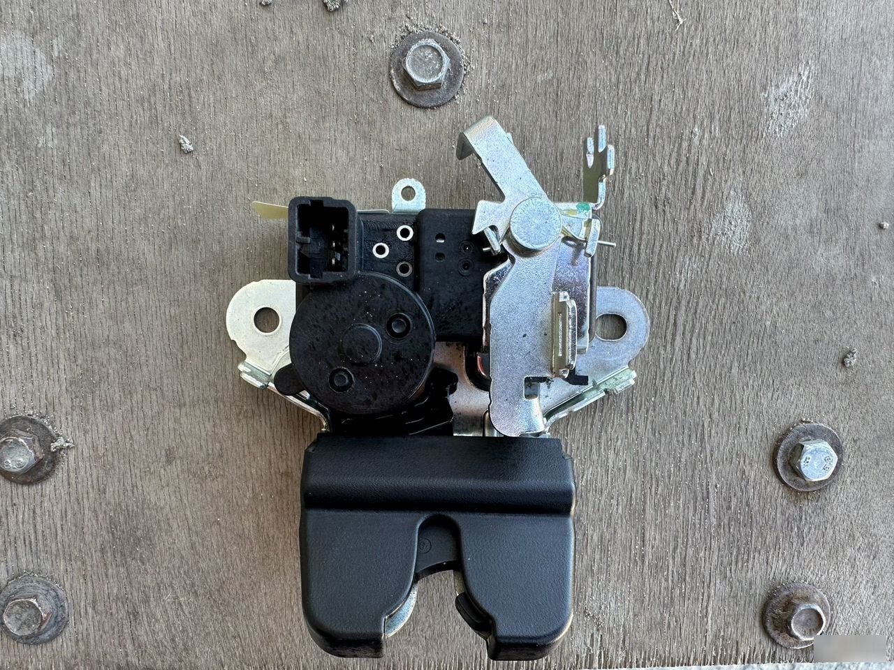 Замок крышки багажника - Фото 4