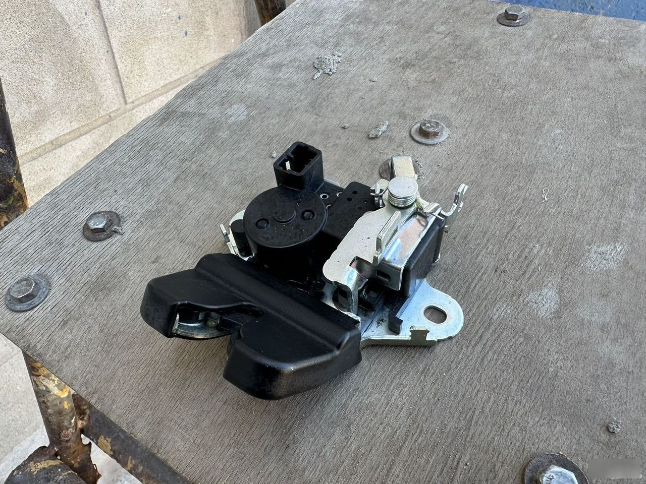 Замок крышки багажника - Фото 5