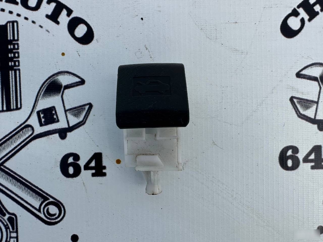 Кнопка открывания багажника