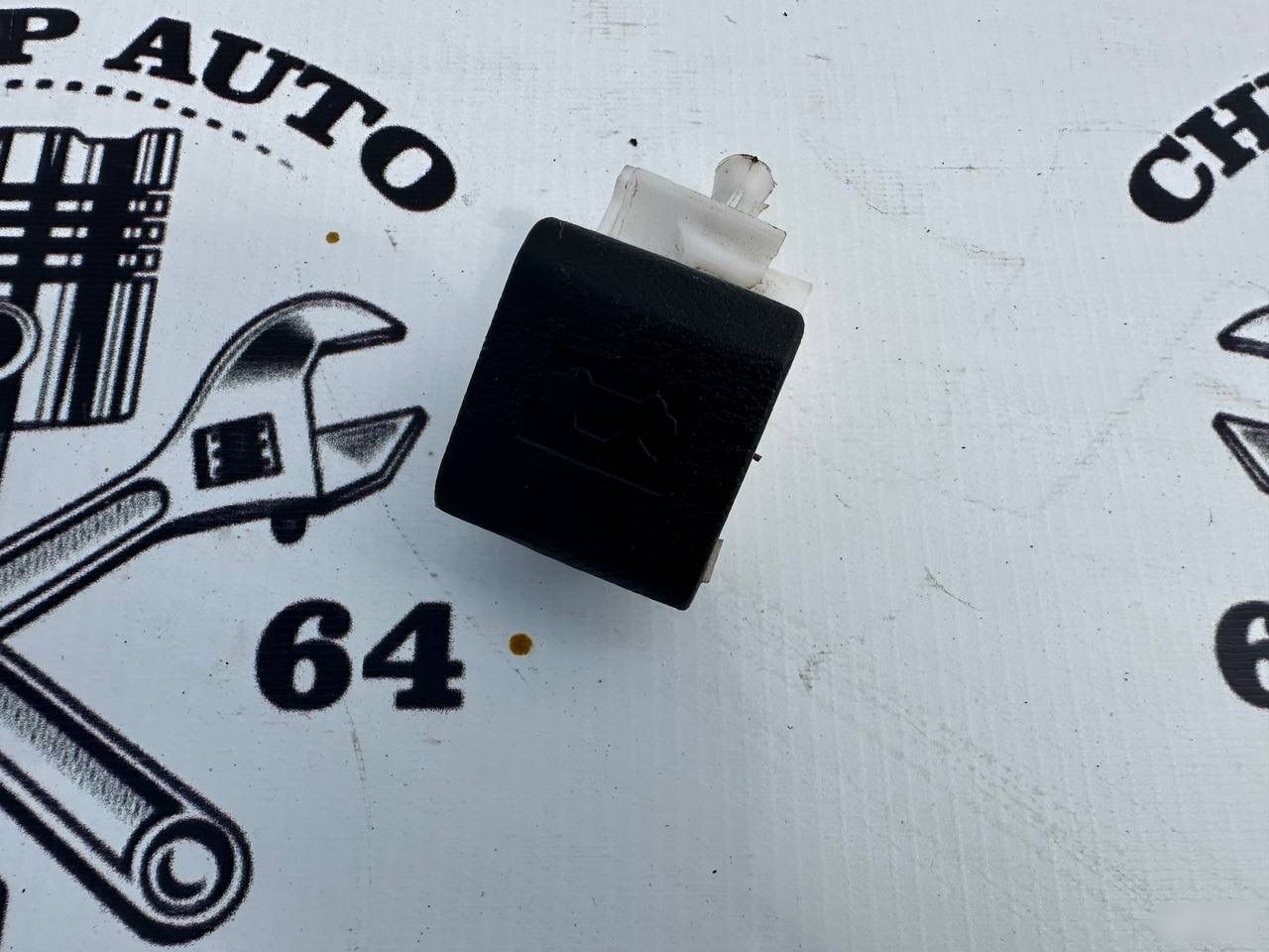 Кнопка открывания багажника - Фото 2