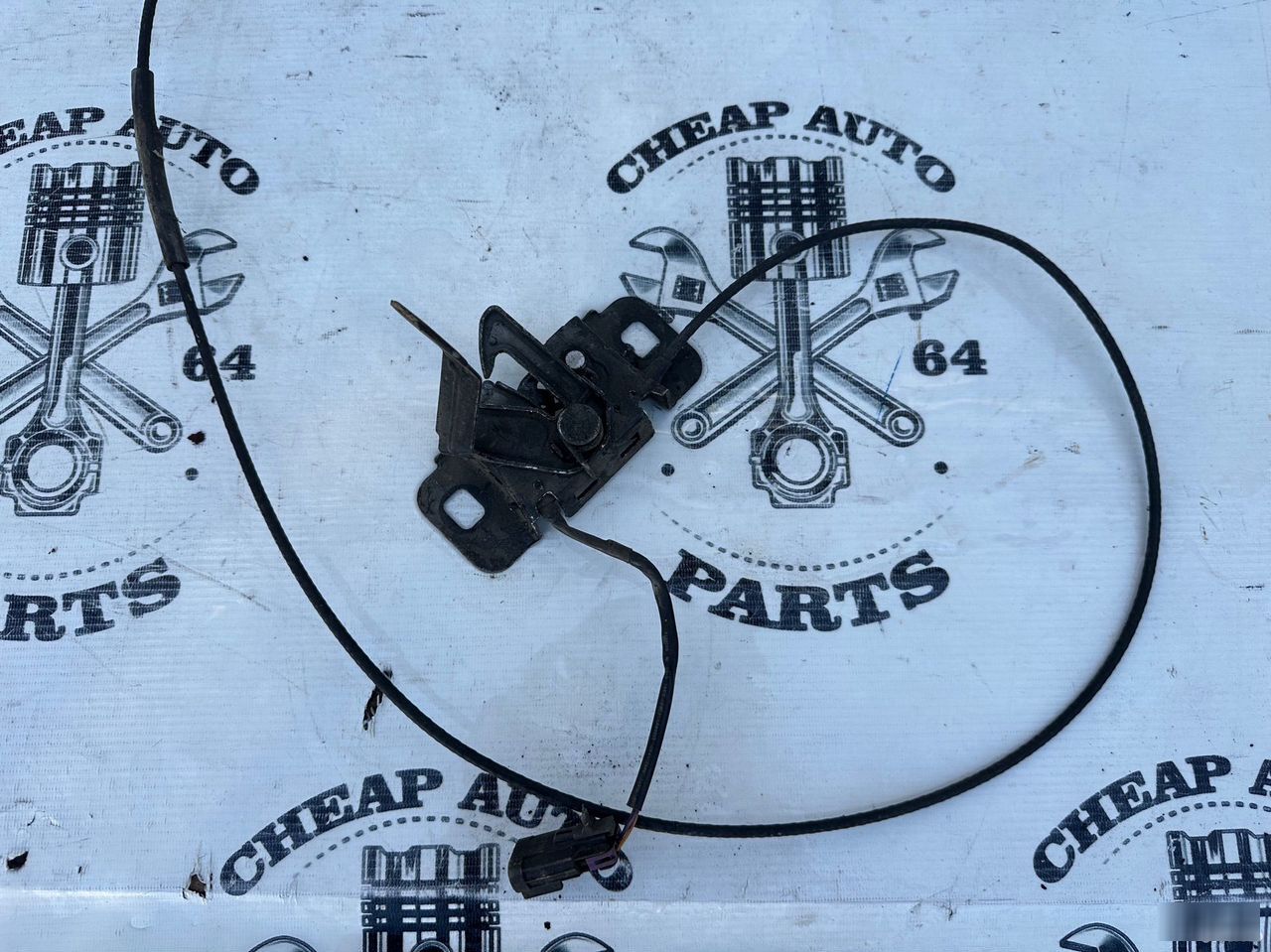 Замок капота