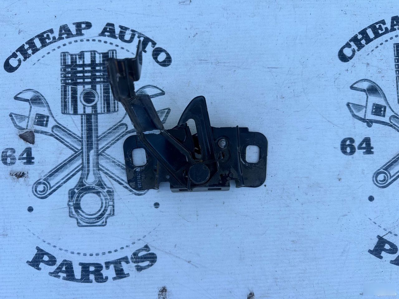 Замок капота