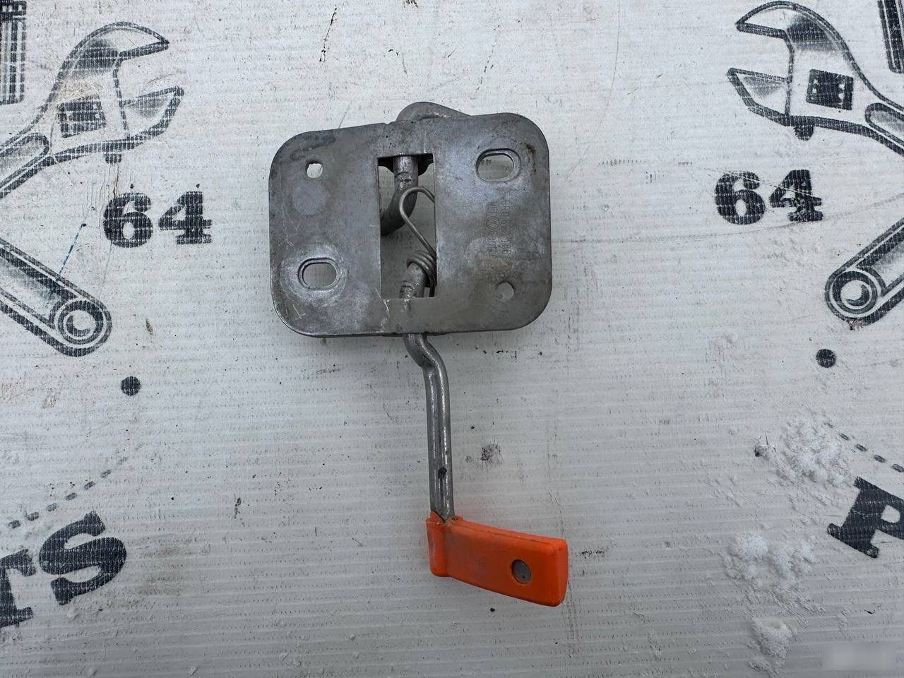 Крючок капота