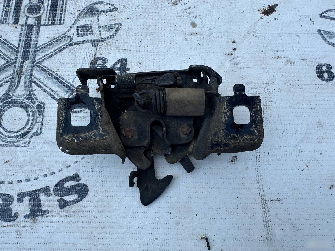 Замок капота