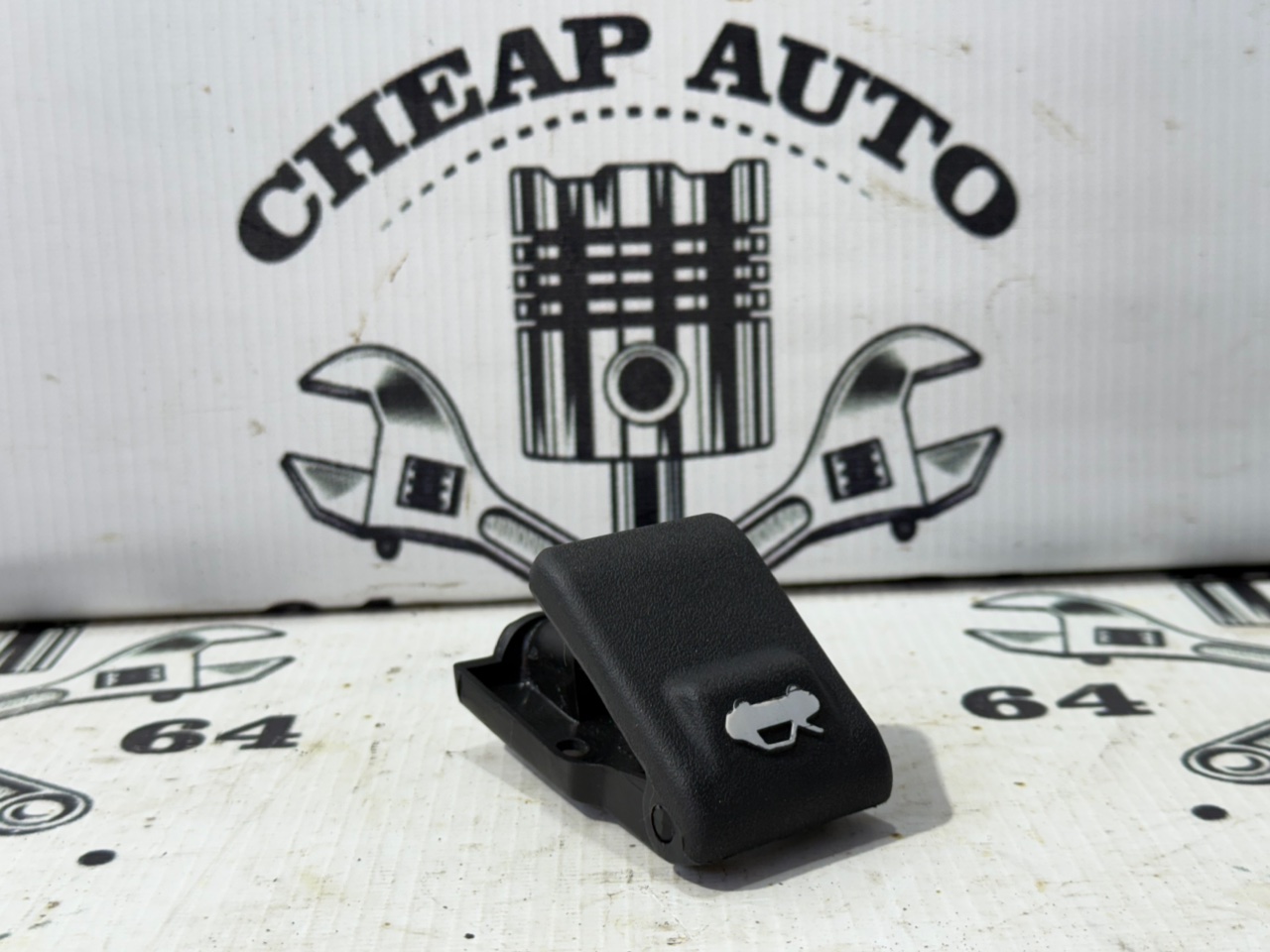 Кнопка открывания багажника