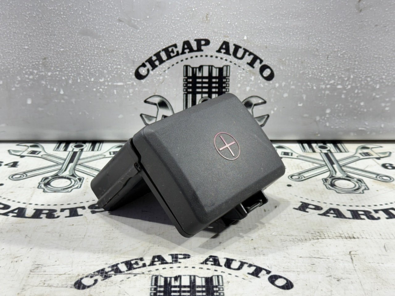 Клемма аккумулятора плюс