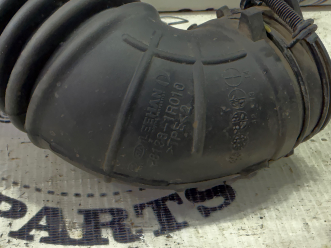 Патрубок воздушного фильтра - Фото 1