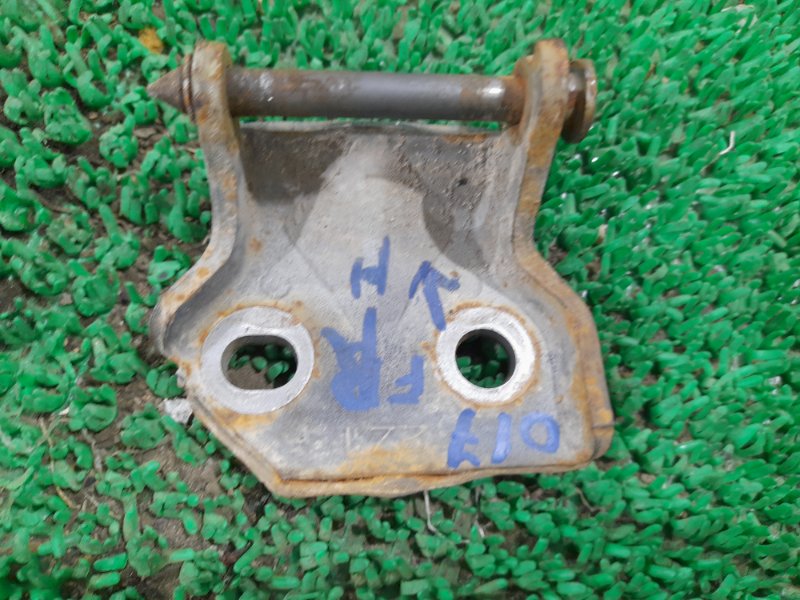 Петля двери нижняя передняя правая Prairie 1993 HNM11 KA24E