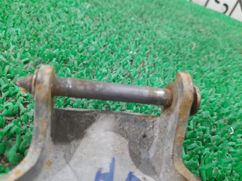 Петля двери нижняя передняя правая NISSAN Prairie HNM11 KA24E