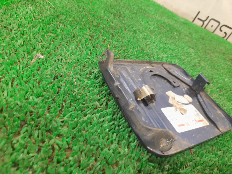 Лючок топливного бака Prairie 1993 HNM11 KA24E Лючок топливного бака Prairie 1993 HNM11 KA24E