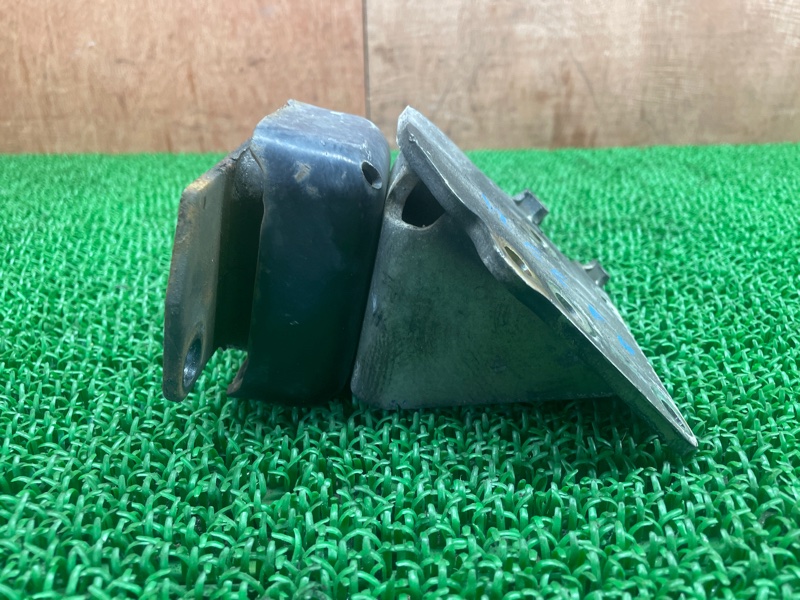 Подушка двигателя правая TOYOTA CAMI J122E K3-VE Подушка двигателя правая TOYOTA CAMI J122E K3-VE