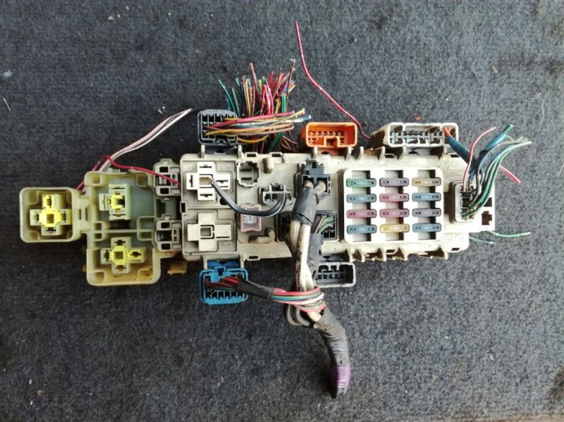 блок предохранителей тойота карина