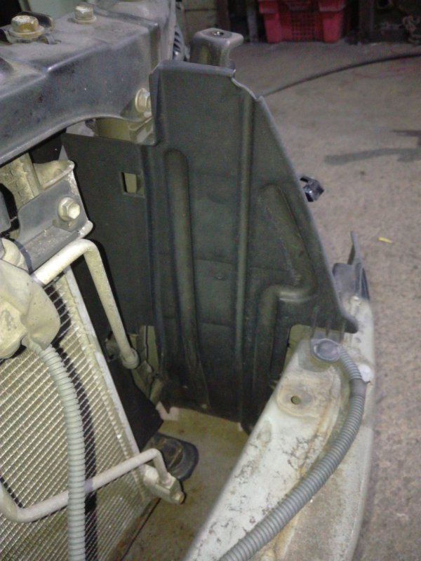 Дефлектор радиатора Toyota Avensis AZT250 1AZFE передний левый