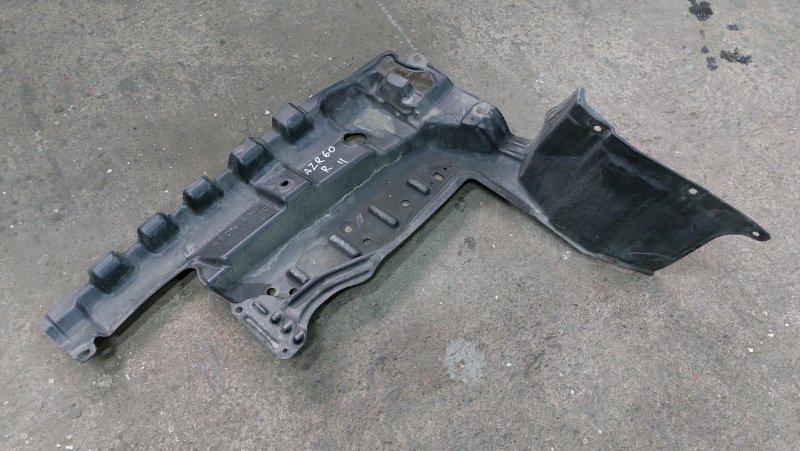 Защита двигателя пластиковая Toyota Noah AZR60 1AZFSE передняя правая