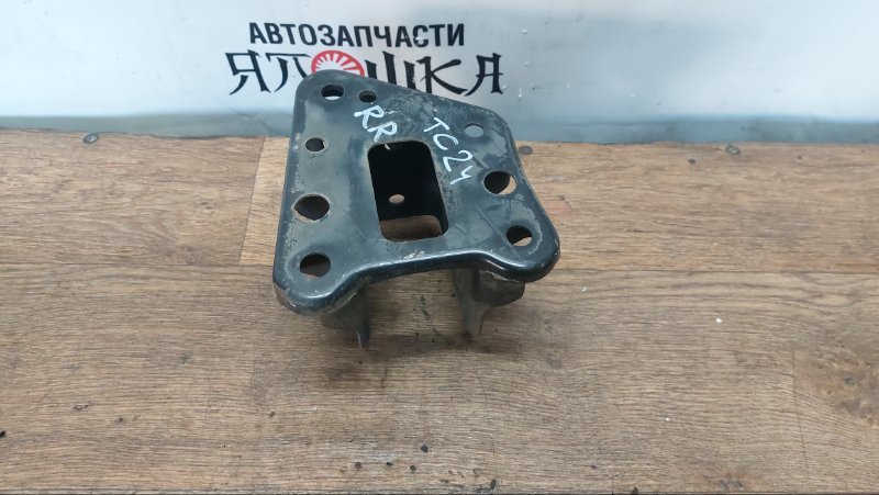 Крепление балки подвески Nissan Serena C24 QR20DE заднее правое