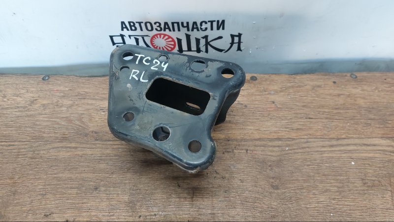 Крепление балки подвески Nissan Serena C24 QR20DE заднее левое