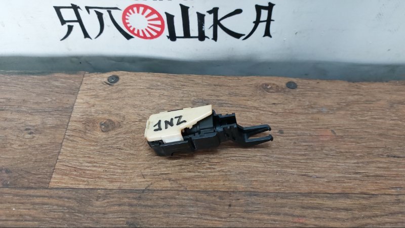 Фиксатор топливной тубки Toyota Porte NCP141 1NZFE (б/у)