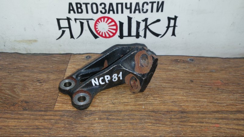Кронштейн Toyota Sienta NCP81 1NZFE левый (б/у)
