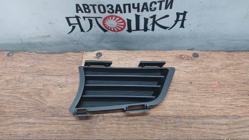 Заглушка бампера Pontiac Vibe 1ZZFE 2004 передняя левая