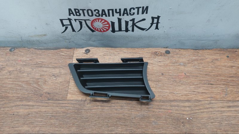 Заглушка бампера Pontiac Vibe 1ZZFE 2002 передняя правая