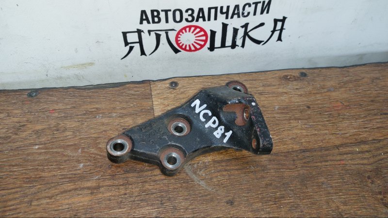 Кронштейн Toyota Sienta NCP81 1NZFE передний правый (б/у)