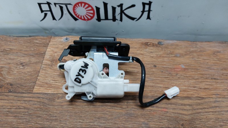 Замок крышки багажника Mazda Demio DY3R ZJVE (б/у)