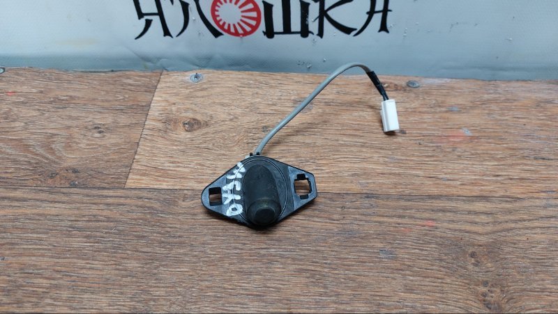 Кнопка крышки багажника Mazda Demio DY3R ZJVE (б/у)