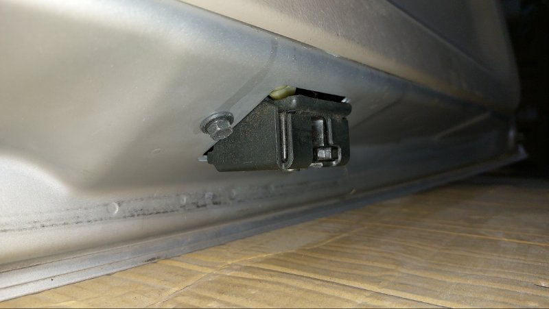 Замок багажника Toyota Isis ANM10 1AZFSE (б/у)