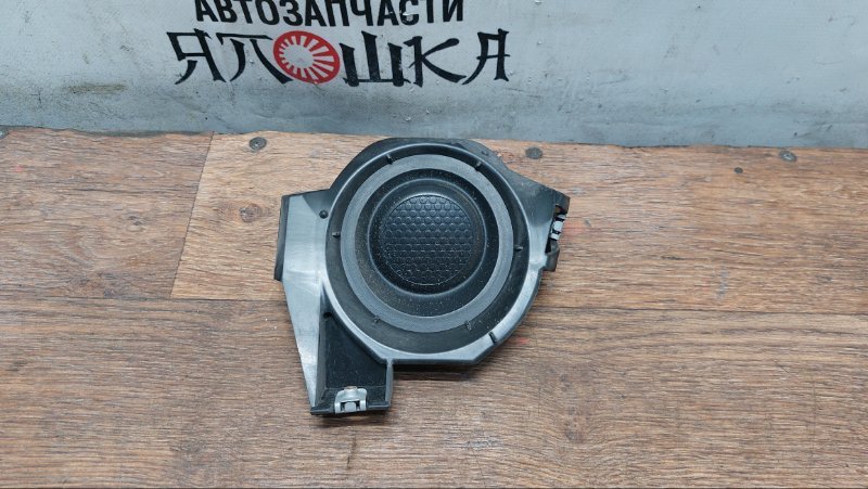 Заглушка бампера Toyota Voxy ZRR70 3ZRFAE передняя правая (б/у)