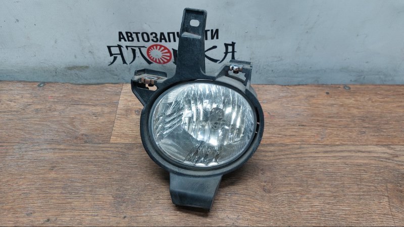 Фара противотуманная Toyota Voxy ZRR70 3ZRFAE передняя левая (б/у)