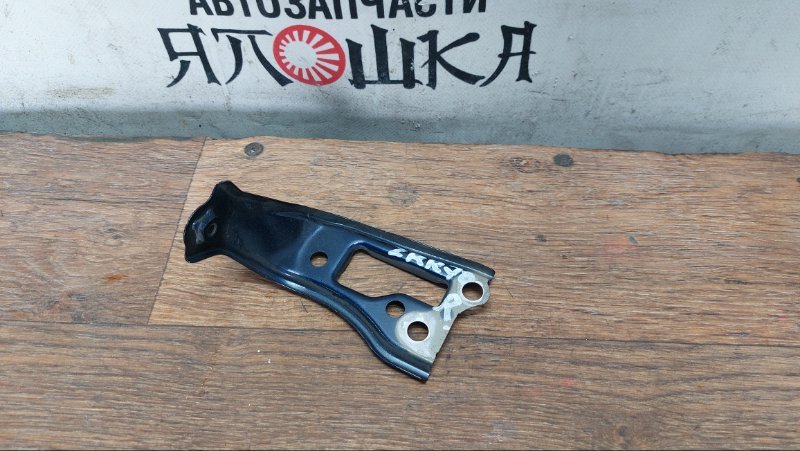 Крепление крыла Toyota Noah ZRR70 3ZRFAE правое (б/у)