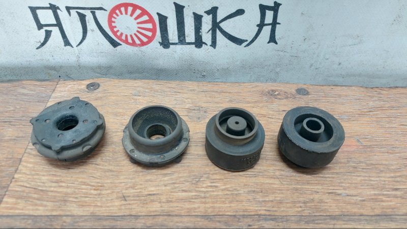 Подушка радиатора Toyota Noah ZRR70 3ZRFAE (б/у)