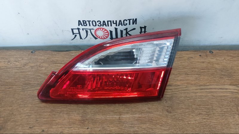 Вставка между стопов Mazda Mazda5 CW L5VE правая (б/у)