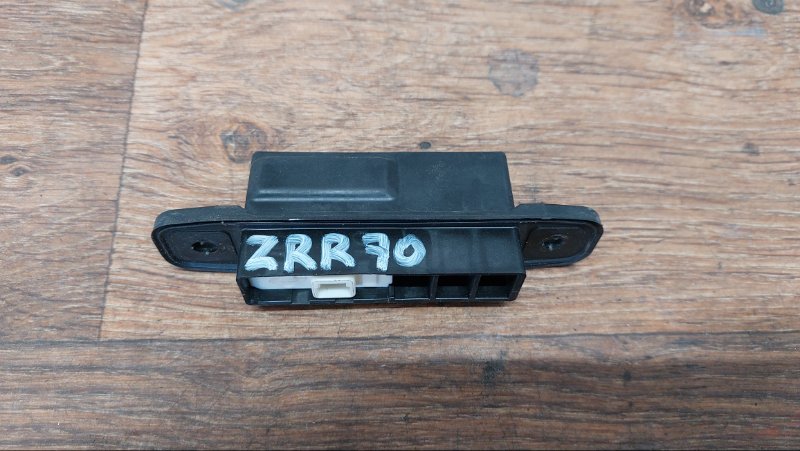 Кнопка крышки багажника Toyota Voxy ZRR70G 3ZRFAE задняя (б/у)